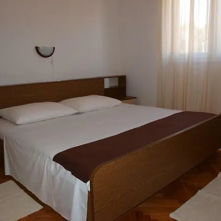 Apartment Mirja - 100m From The & Parking Trogir